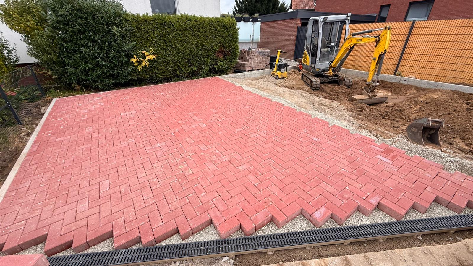 Rote Pflastersteine im klassischen Ziegelmuster