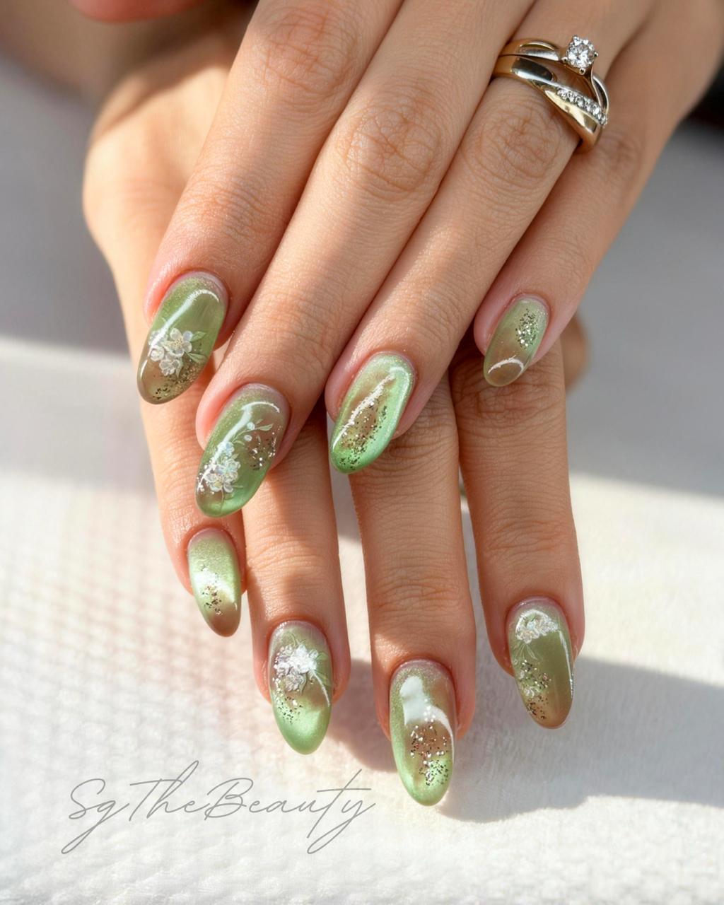 Green cat-eye nails
