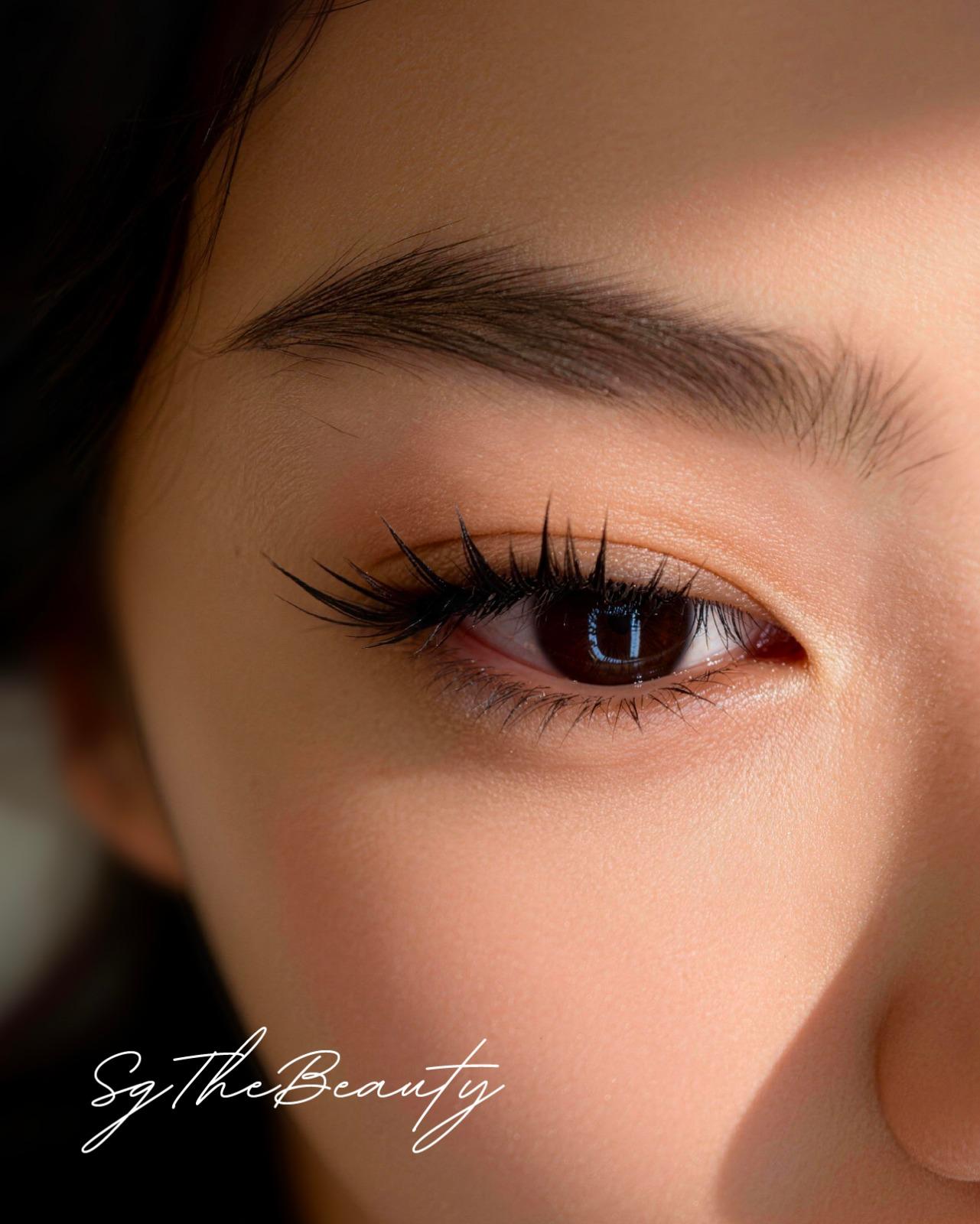 Dramatic flutter lashes