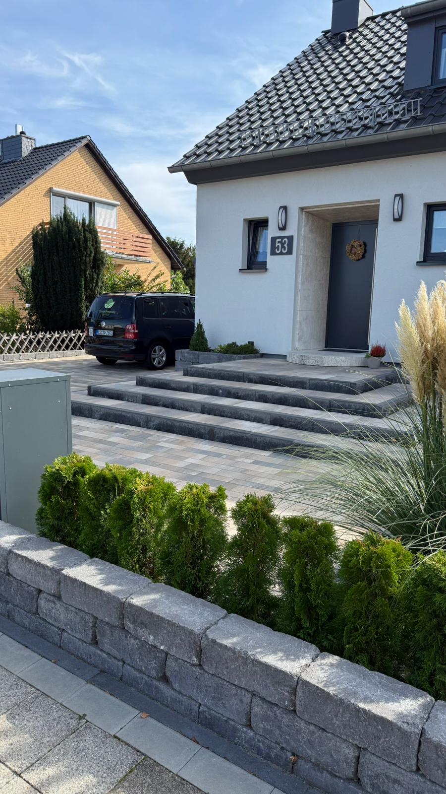 Eleganter Eingangsbereich mit gepflegter Hecke