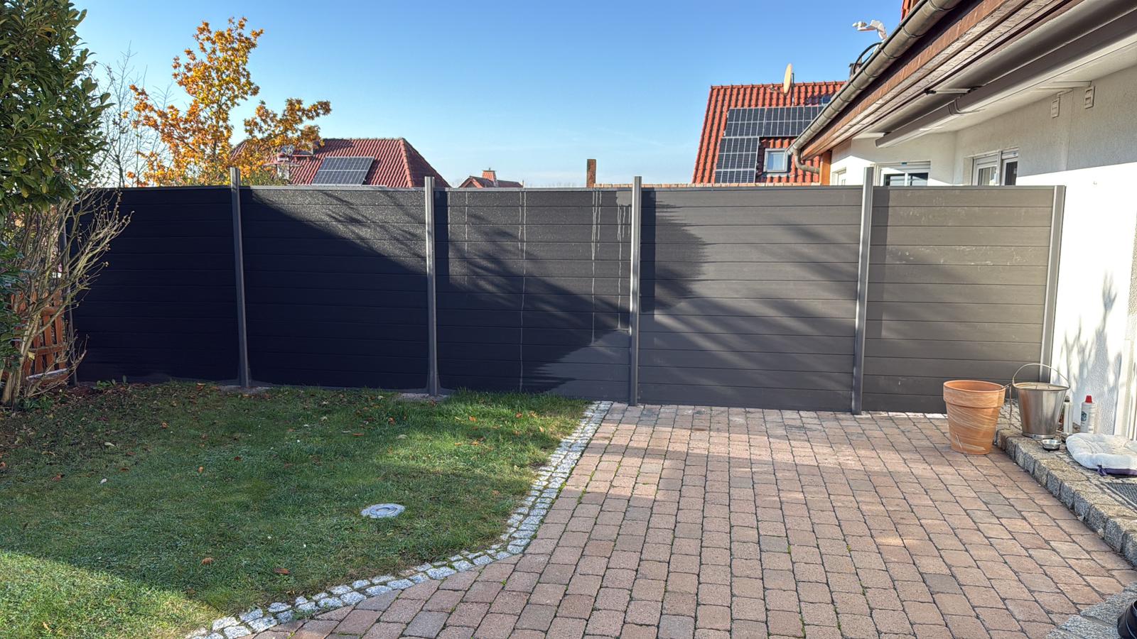 Eleganter Sichtschutz mit gepflegter Rasenfläche