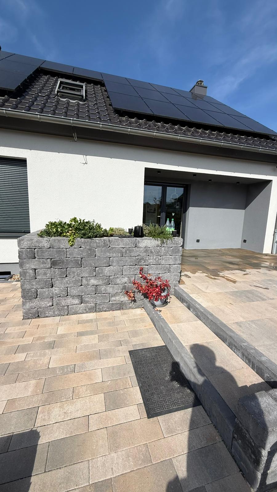 Moderne Terrasse mit Steinmauer-Hochbeet