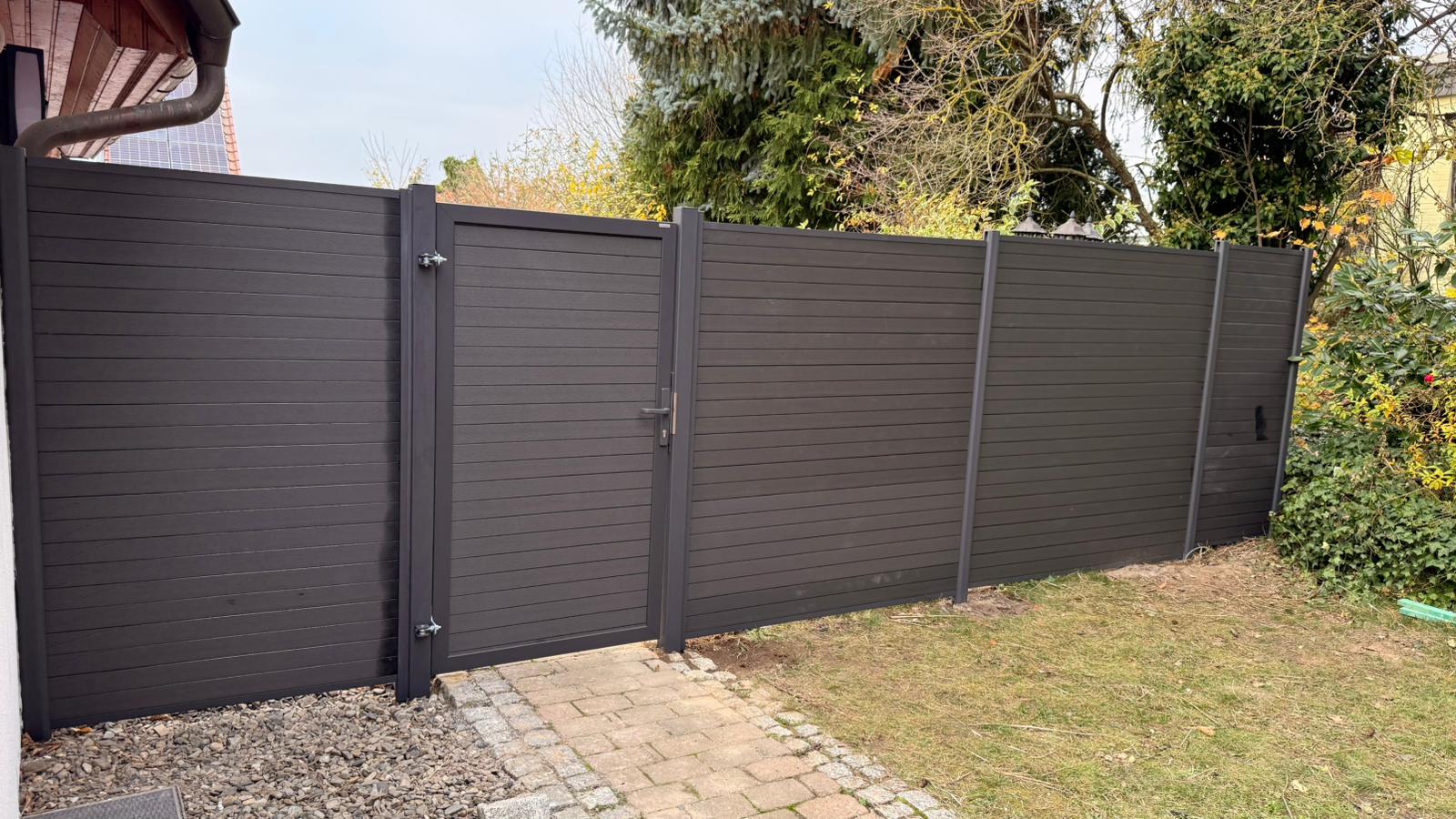 Hochwertiger Sichtschutzzaun aus Holzlatten mit Tür